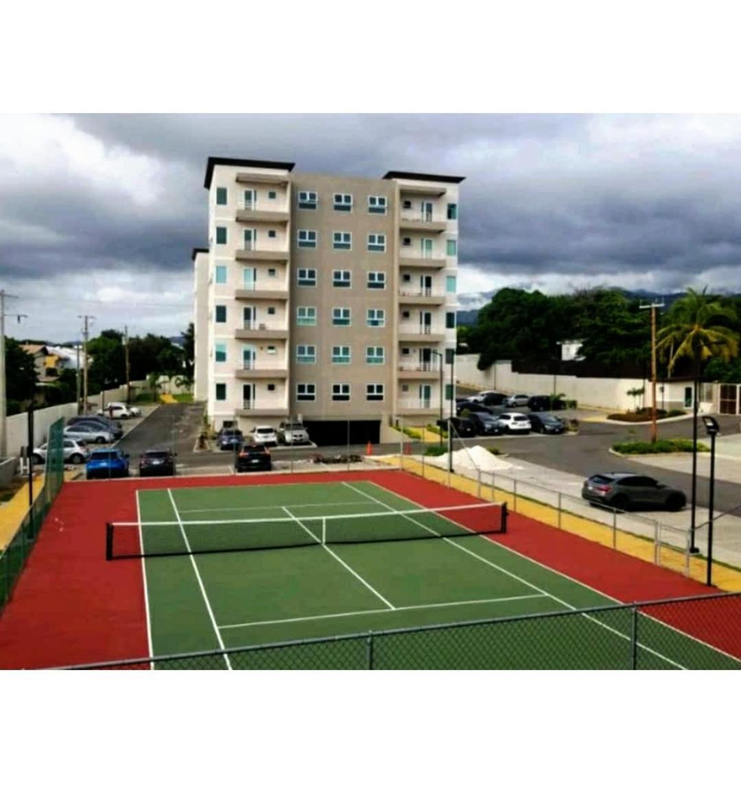 Lovely 2 Bedroom C̅ Netflix Across National Stadium 金斯敦 外观 照片